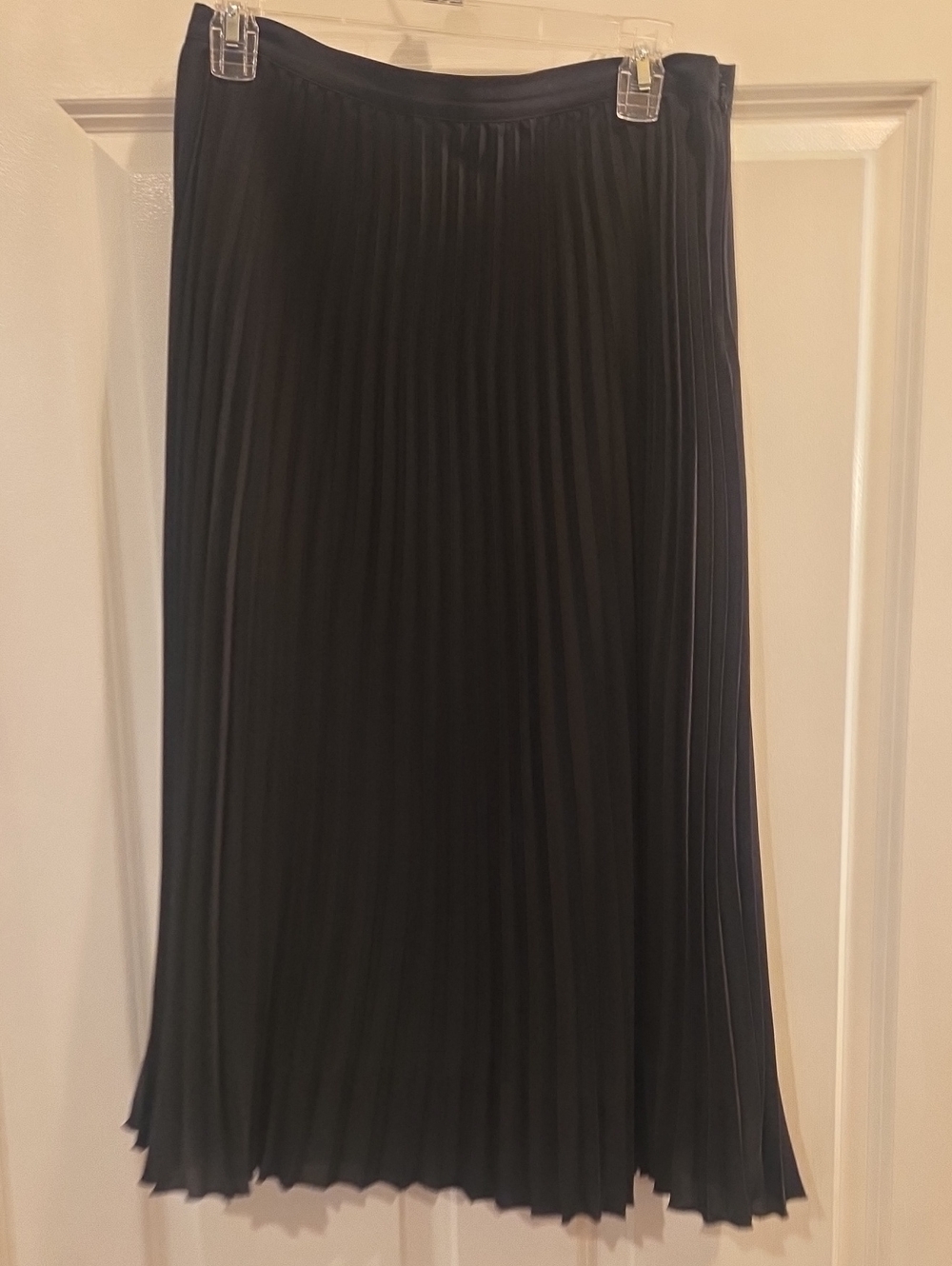 Express Black Pleated Midi Skirt with Smooth Waistband